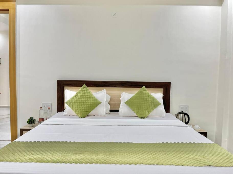 Host Jatin Crest 7o1827o7o3 Apartment