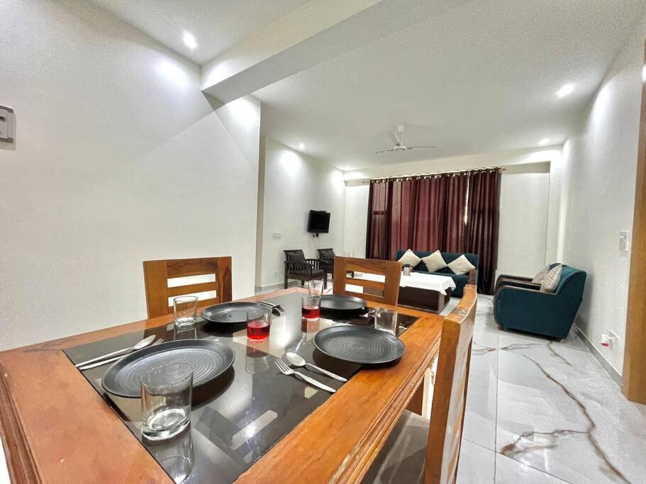 Apartment Host Jatin Crest 7o1827o7o3 *