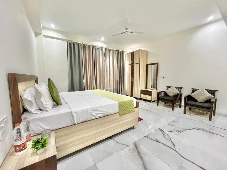 Apartment Host Jatin Crest 7o1827o7o3 *