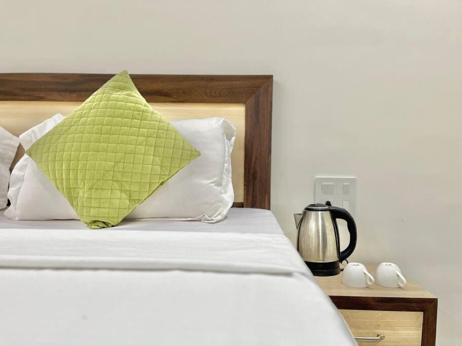 Apartment Host Jatin Crest 7o1827o7o3