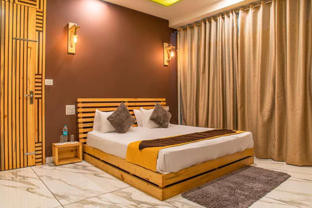 Apartment Host Jatin Crest 7o1827o7o3